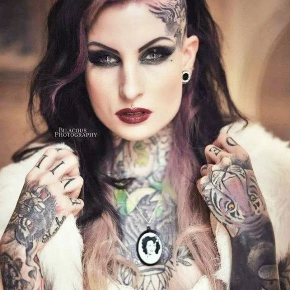 foto de una mujer tatuada muy atractiva