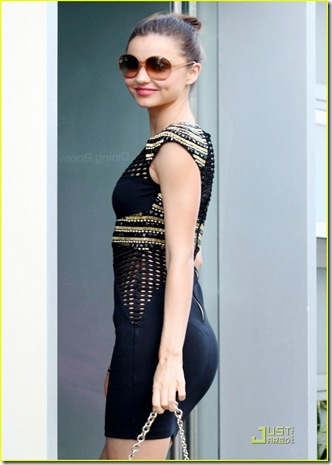 miranda-kerr-bondi-beach-02