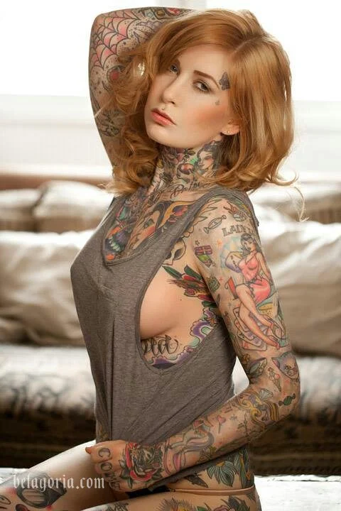 Foto de Katy Gold posando con tatuajes de poker
