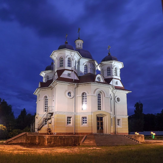 Русская православная церковь молдавского городка Купчинь в свете ночных фонарей