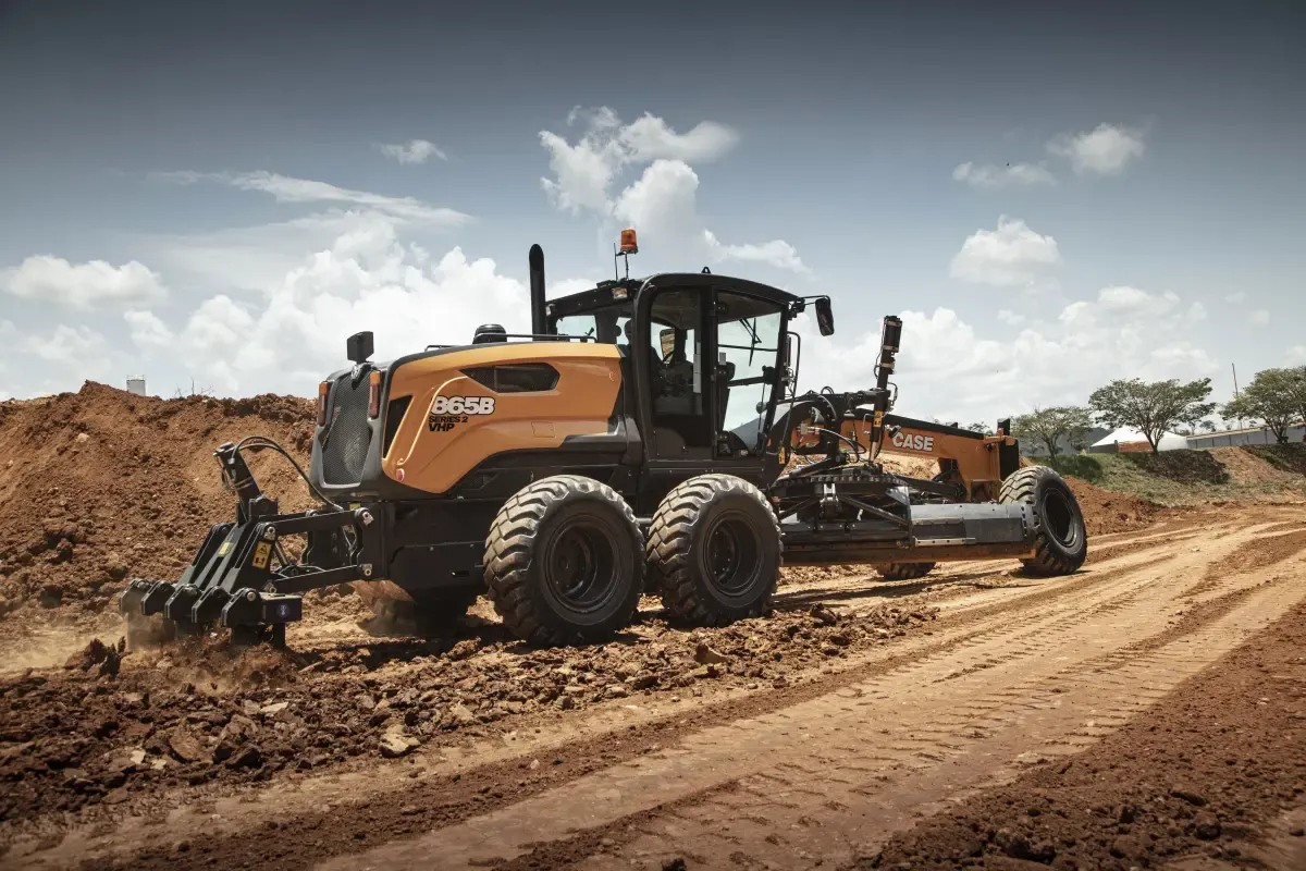 Trator amarelo lateral da CASE escavando a terra