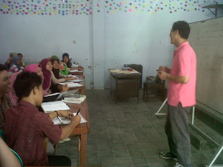suasana belajar mengajar bahasa inggris di Kampung Inggris Pare, Kediri, jawa timur