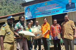 Ridwan Rumasukun Serahkan Bantuan Pemprov Papua kepada Korban Longsor di Yahukimo