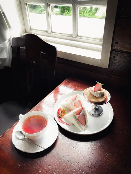 愛知県西尾市『珈琲閣』プリンといちごサンド（ミニ）に紅茶を添えて
