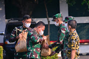   Pangkostrad Bagikan Sembako Kepada Prajurit dan PNS Makostrad