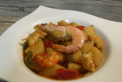 Guiso de patatas con gambas y pimientos con caldo de pescado