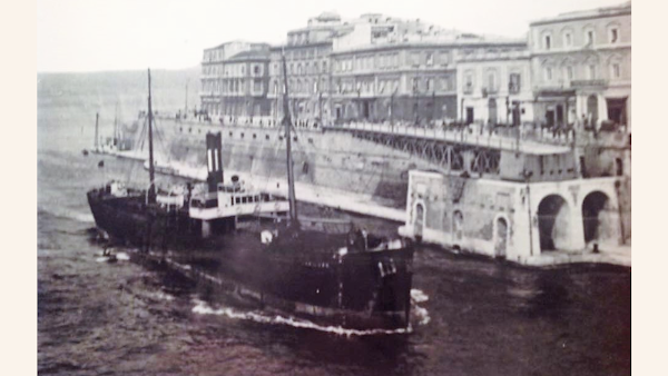 El mercante "Arriluze" atacado por el crucero franquista "Almirante Cervera"