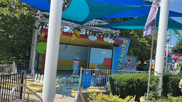 Linus Character in Planet Snoopy Peanuts Dorney Park
