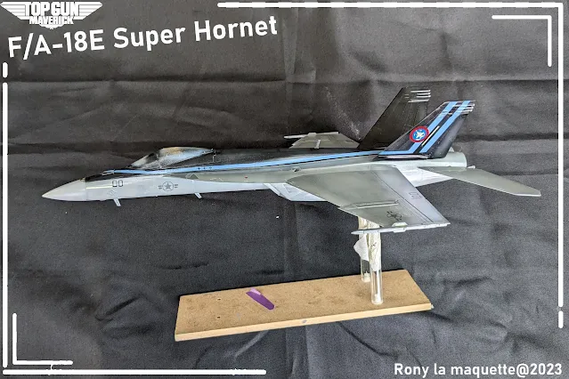 Les décalcomanies du Super-Hornet de Revell au 1/48.