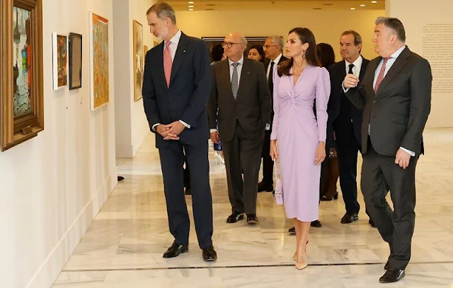 Queen Letizia wore a new Iliana lila dress by Cho Atelier. Queen carries a new pantone bag by Olivia Mareque. Alexandra Plata