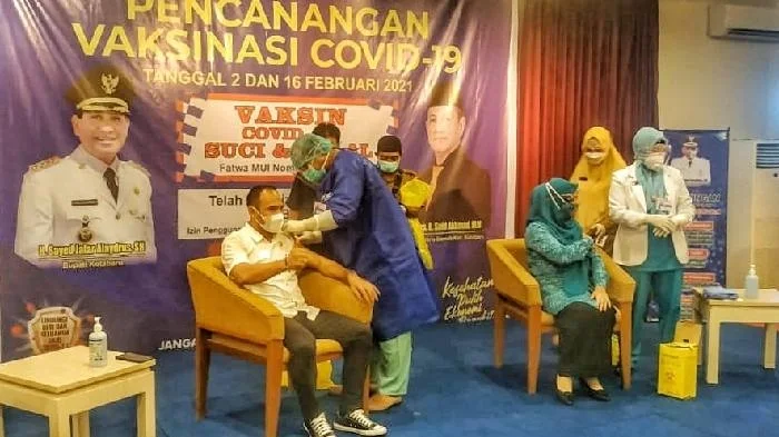 Ketua DPRD Syairi Mukhlis menjadi orang pertama disuntik vaksin sinovac di Kotabaru. Bersama 9 pejabat tinggi lainnya, Selasa (2/2) siang tadi.