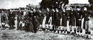 📸SELECCIÓN DE ESPAÑA 📆17 diciembre 1922 ➡️Colina (linier), Cabot (federativo), Julián Ruete (seleccionador), Zamora, Ormaechea (presidente RFEF), Careaga, Heredia (directivo), Montesinos, Monjardín, Carmelo, Meana, Pagaza, José Mª Peña, Piera y Samitier (en la foto falta Acedo). SELECCIÓN DE PORTUGAL 1 🆚 SELECCIÓN DE ESPAÑA 2 Domingo 17/12/1922. Partido internacional amistoso. Lisboa, Portugal, estadio Lumiar. GOLES: ⚽1-0: 23’, Jaime Gonçalves. ⚽1-1: 60’, Piera. ⚽1-2: 80’, Monjardín.