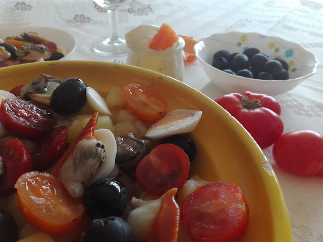 Imagen de ensalada de veranos con patatas, berberechos, tomates cherry, aceitunas negras, naranja y mahonesa de naranja