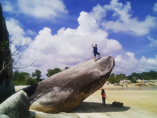 foto batu di pantai tanjung tinggi