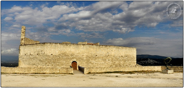 LACOSTE (84) - Village médiéval et château-fort