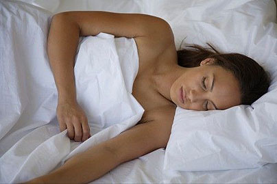 6 Manfaat Tidur Telanjang Bagi Wanita