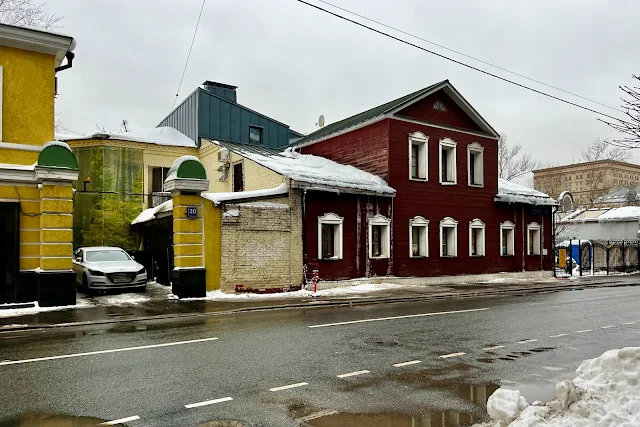 улица Малая Ордынка, главный дом бывшей городской усадьбы Е. В. Селиховой - Хомяковых (построен в 1814 году)