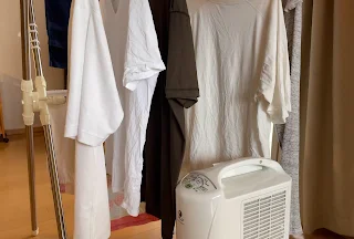 室内干し洗濯物と除湿機の写真