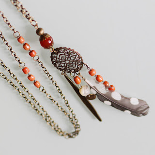 https://www.alittlemarket.com/collier/fr_sautoir_style_indien_corail_veritable_nacre_grenat_breloques_et_plume_-17566147.html