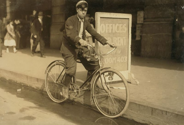 Niños trabajando como mensajeros en bicicleta a principios del siglo XX