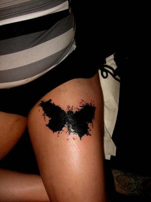 borboleta_preta_tatuagem_na_coxa