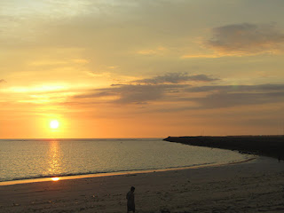 View di pantai kelan sore hari menjelang matahari terbenam