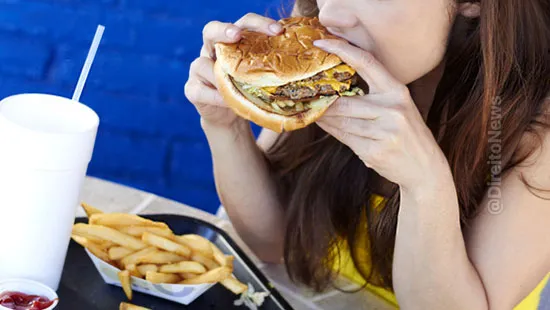 trabalhadora obrigada comer fast food indenizada