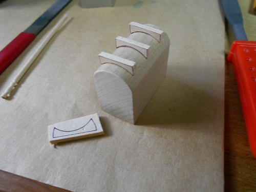 58、帆船模型1/80 日本丸を作る・給水タンクを作る。手前にある小さな板は線に合わせて削ります。