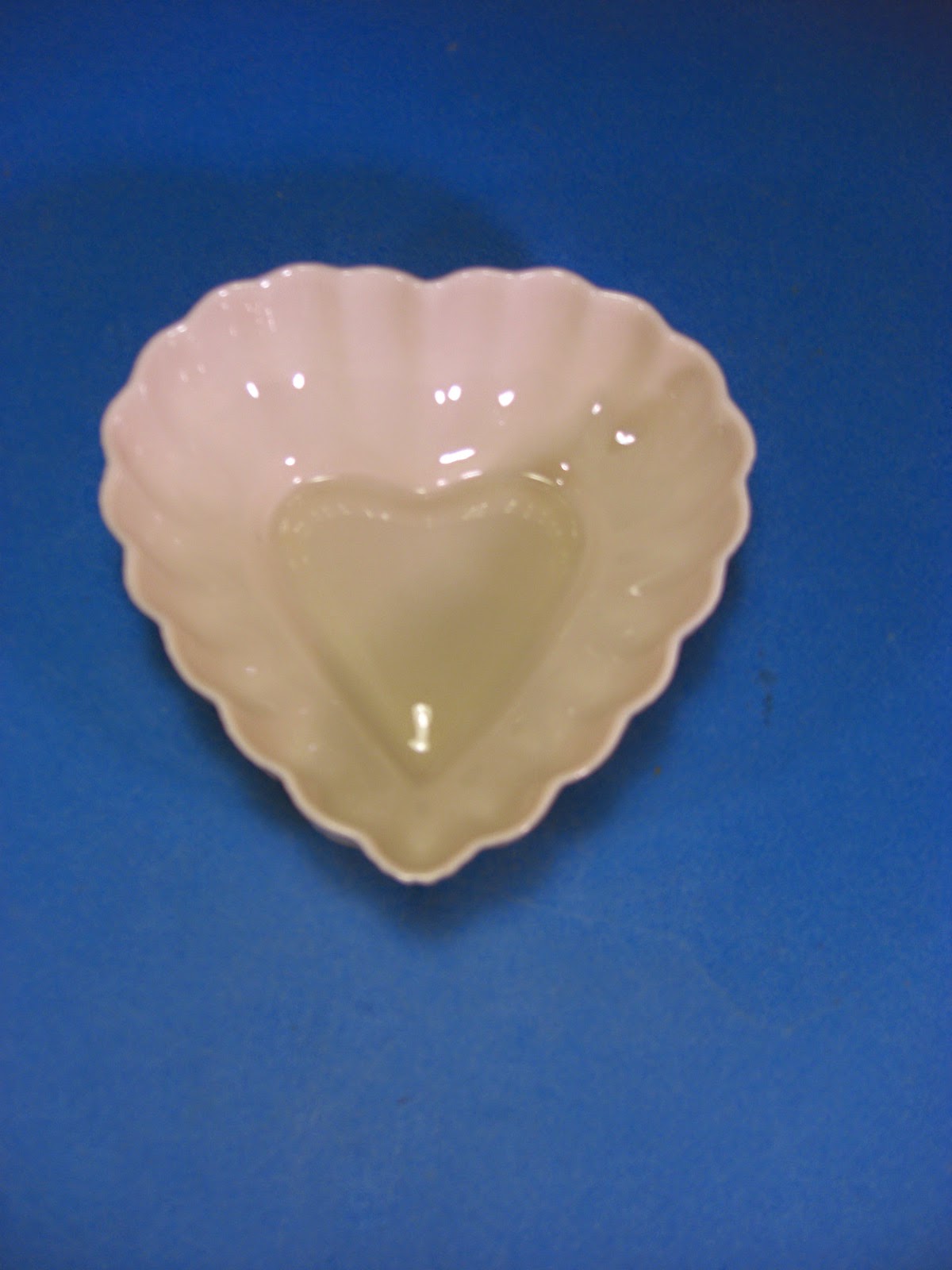 http://bargaincart.ecrater.com/p/17964885/vintage-irish-belleek-heart-shaped?keywords=vintage