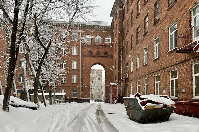 Профсоюзная улица, улица Кедрова, дворы, жилой дом 1954 года постройки, административное здание 1954 года постройки