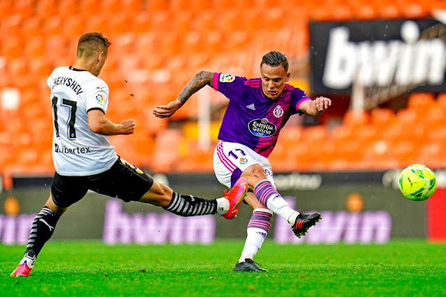 Roque Mesa dispara con la oposición de Cheryshev. VALENCIA C. F. 3 REAL VALLADOLID 0. 09/05/2021. Campeonato de Liga de 1ª División, jornada 35. Valencia, estadio de Mestalla. GOLES: 1-0: 45’, Maxi Gómez. 2-0: 48’, Maxi Gómez. 3-0: 90+3’, Thierry Correia.