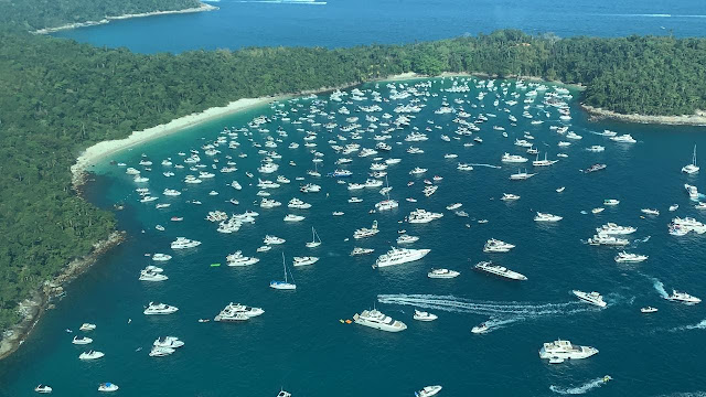 imagem aérea da praia do dentista na ilha da gipóia em Angra dos Reis