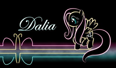 اسم داليا باللغة الانجليزية ( Dalia ) مكتوب على صورة جذابة وأنيقة جداً