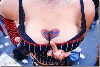 Tatoo Unik Di Dada Wanita (22)