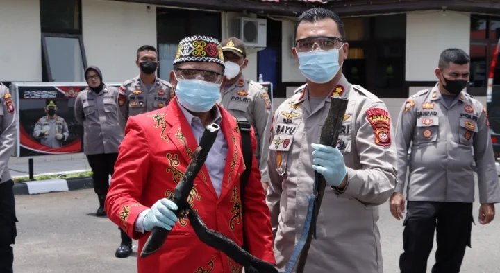 Pemusnahan Senpi Rakitan dan Organik ini dilakukan dengan cara di gerinda di depan Mapolres Bengkayang