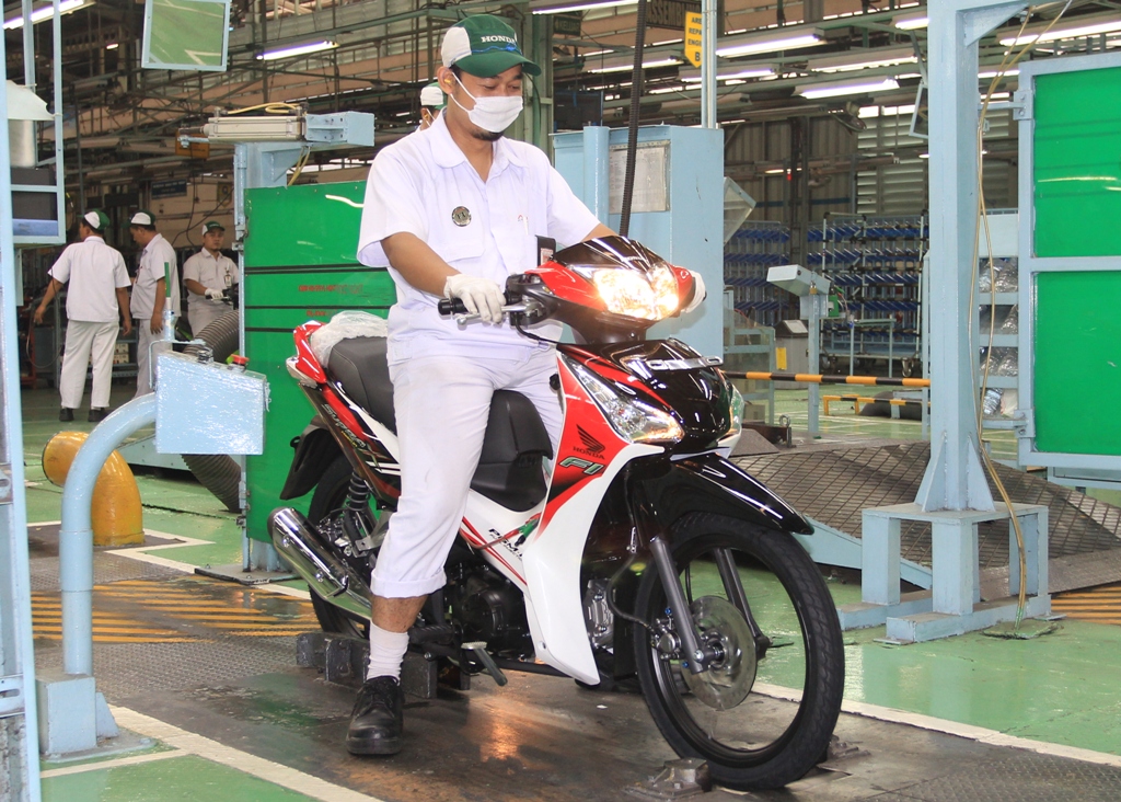 (AHM) meluncurkan Honda Supra X 125 Helm in PGM-FI dengan striping  title=