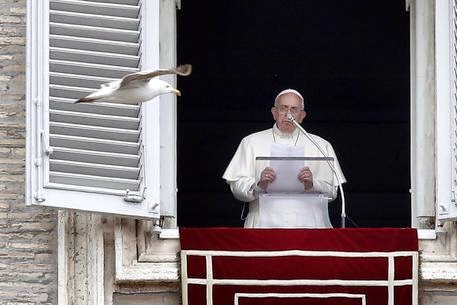 Papa Francesco: "Sistema economico sfrutta l'uomo"