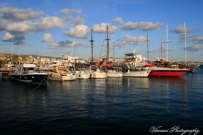 zachód słońca, port w Pafos, żaglówki, łodzie, chmurki na niebie