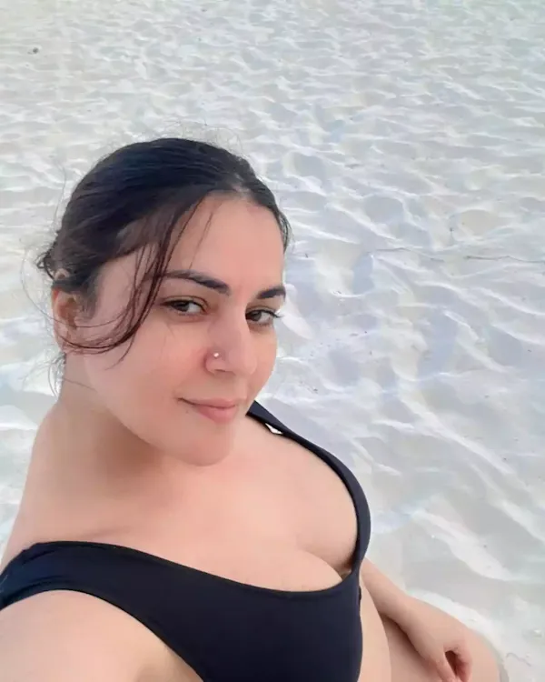 shraddha arya cleavage bikini selfie hot actress