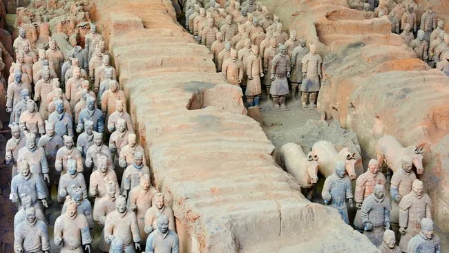 Λεπτομέρεια μερικών εκ των 6.000 αγαλμάτων του Πήλινου Στρατού, ηλικίας 2.000 ετών, από τον τάφο του πρώτου αυτοκράτορα της Κίνας. [Credit: Tuul & Bruno Morandi μέσω Getty Images]