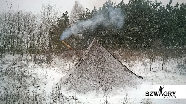 namiot w bushcraftowym stylu