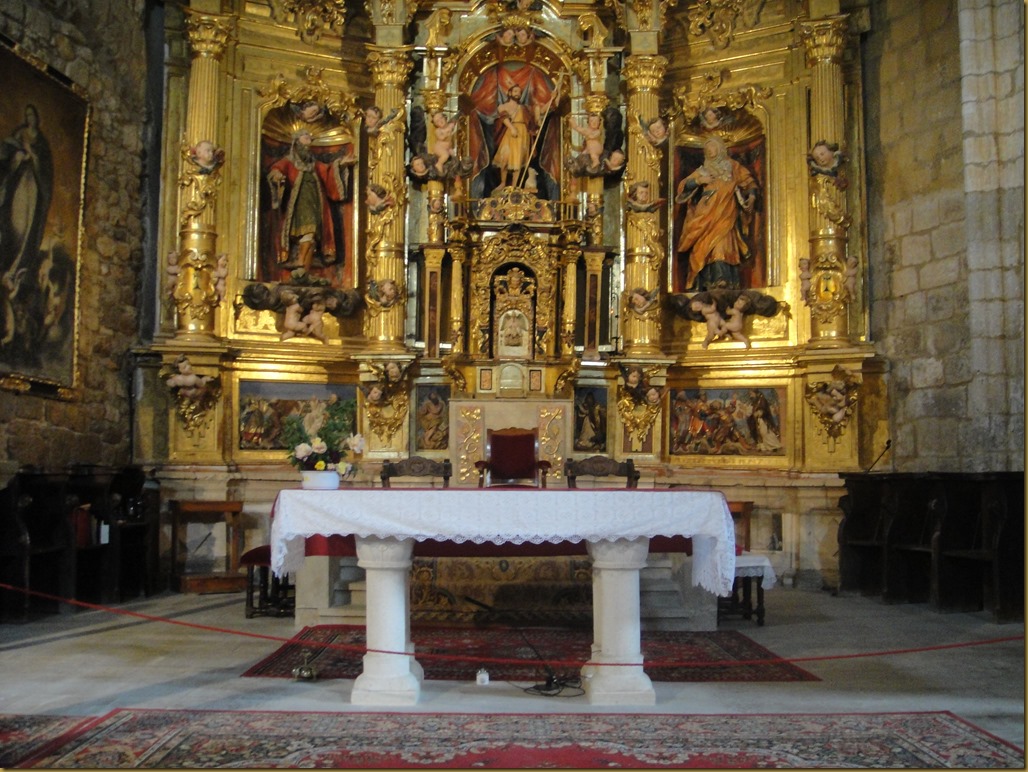 Castrojeriz - Iglesia de San Juan en Castrojeriz-altar (Wikimedia-fora de foco)