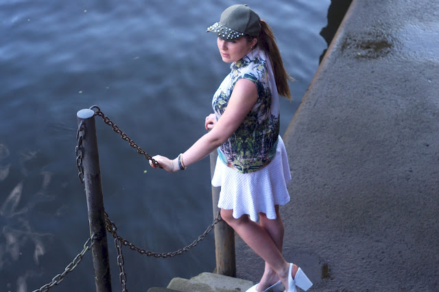 palms, palmen, shirt, H&M, weißer Rock, white skirt, blogger, modeblogger, beste deutsche blogger, german bloggers, trend 2013, palm print, bijou brigitte, tricolor, chain, necklace, panther, lion, white heels, overdivity