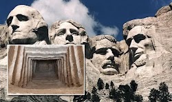  Το όρος Ράσμορ είναι από τα πιο αναγνωρίσιμα μνημεία της Αμερικής. Σκαλισμένα στο βουνό, ξεχωρίζουν τα πρόσωπα τεσσάρων προέδρων της αμερικ...
