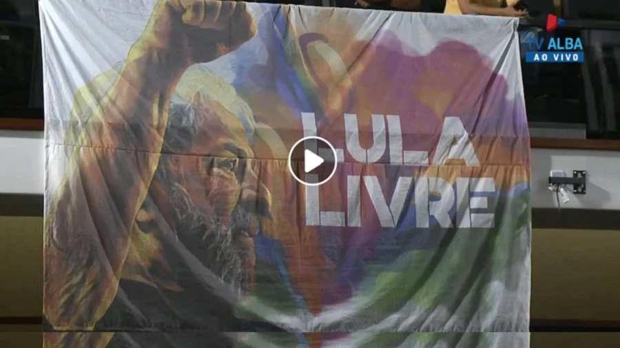 Bandeira 'Lula livre' dentro da câmara causa desavenças entre deputados na Bahia