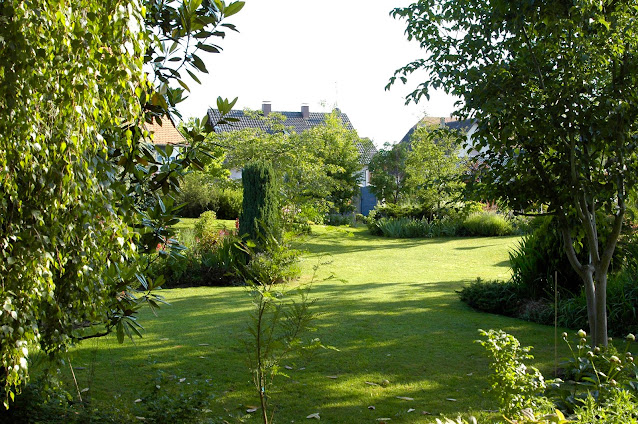 Jardin arboré , Vue sur le jardin de Lidine en été