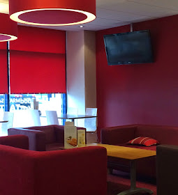 Travelodge Birmingham Airport lounge area