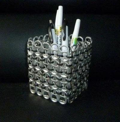 Tempat pensil dibuat dari cincin-tarik kaleng soda.