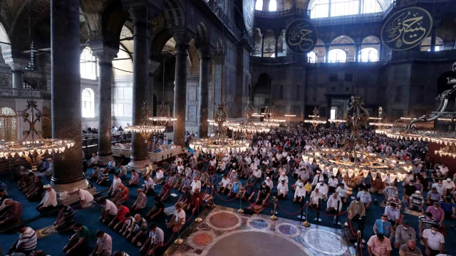 Ribuan Orang Ikut Serta di Shalat Idul Adha Perdana di Hagia Sophia