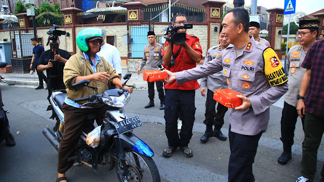 Tebar Kebaikan di Bulan Ramadhan, Empat Jenderal Polri Kompak Bareng Wartawan Bagikan Takjil